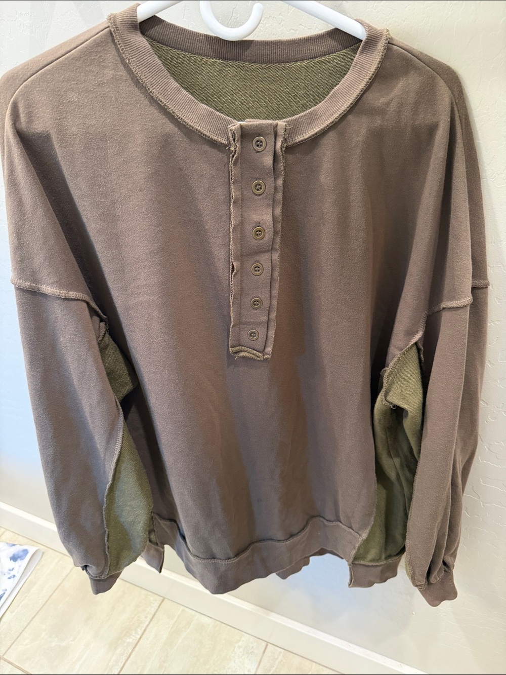 Women’s BoHo Chic OVERSIZED Two-Tone Crewneck Henley Sweatshirt. Brown & Olive